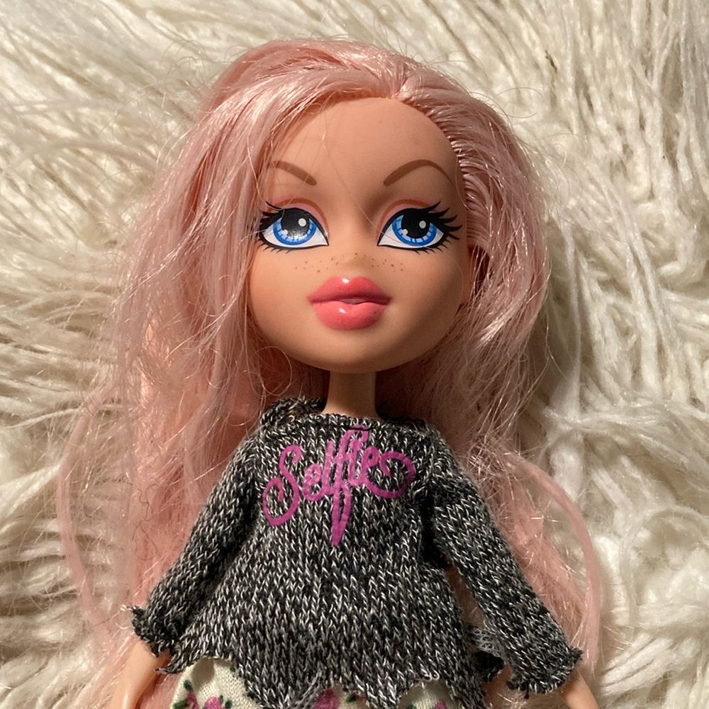 Bratz selfie snaps Cloe doll